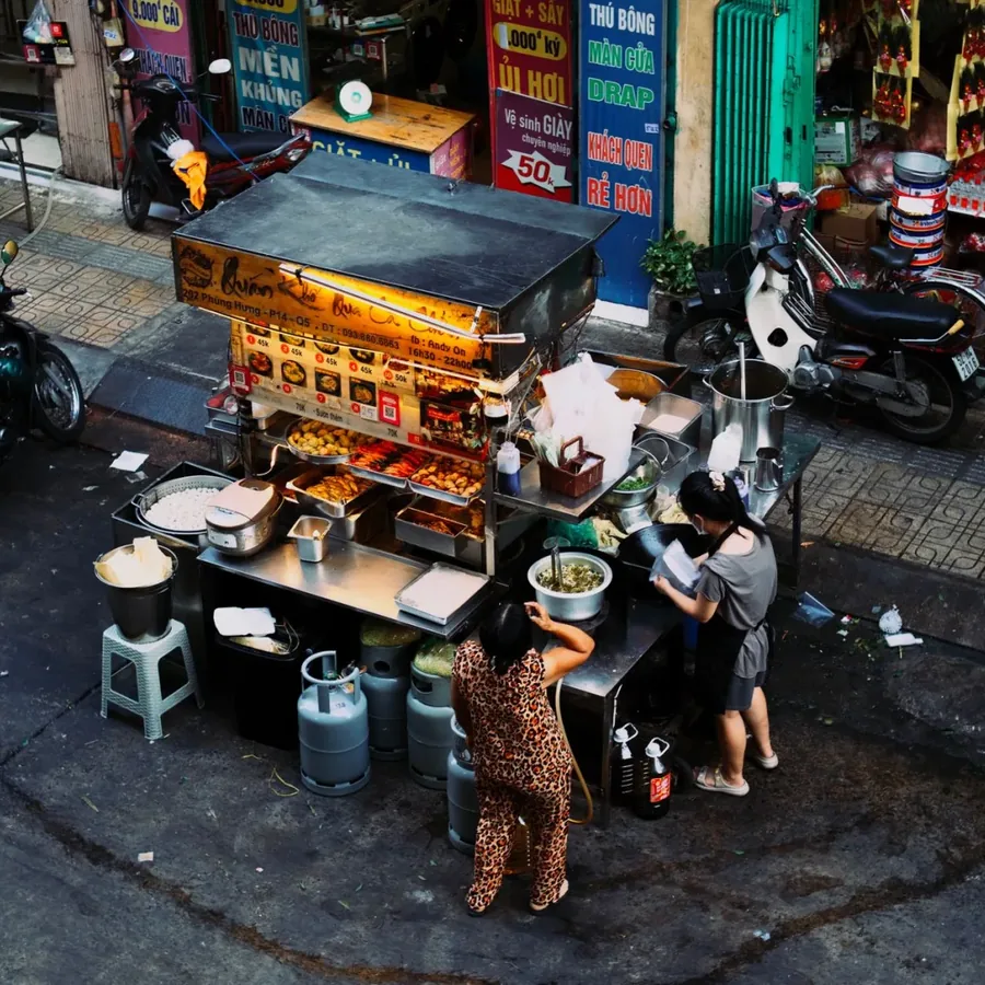 Bàn nướng đông khách tại Ốc 30k